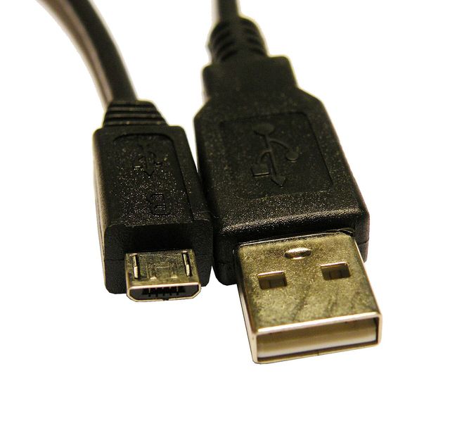 Câble USB : petite prise plate micro-B à côté d’une prise USB-A plus large.